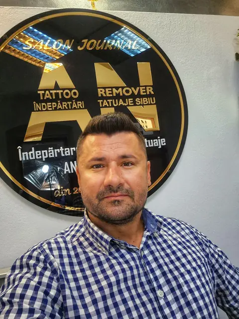 Andrei Neagu în salon, lângă sigla Journal